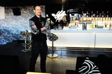 Tigerissa on vip lounge, joka on samassa paikassa kuin ex-Luxin vippi. Lisäksi ravintolassa toimii yksityisklubi, jonka jäsenyyttä ei voi ostaa, vaan jäsenet siihen kutsutaan. Jäsenmäärää ei paljasteta. Kuvassa Lars Sonck.