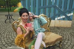 Kunnon tyttöhän sen siinä. Tytön Teatteri Helsingillä ja Q-teatterilla on A-oikeudelliset väliajat.