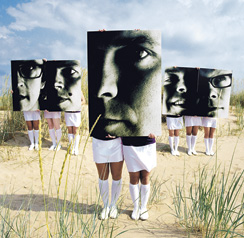 Aknestik-naamat Vedenpaisumus­­-levyn (2001) kuvissa Kalajoella. Sielunmaisemanaan solisti Jukka Takalo pitää silti Haukiputaan Martinniemeä. Siellä on kuvattu useampi musiikkivideo, ja soolourallaan mies on julkaissut kylän nimeä kantavan kappaleen.