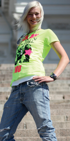 “Yhdessä suhteessa on kiva olla idoli. Saan kirjeitä 13–15-vuotiailta tytöiltä, jotka ovat huomanneet tykkäävänsä tytöistä. Itse fanitin 13-vuotiaana äikänopettajaani, joka oli mielettömän hyvännäköinen.”