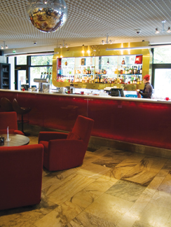 Auroran pöydät siirretään perjantaisin pois tanssin tieltä.