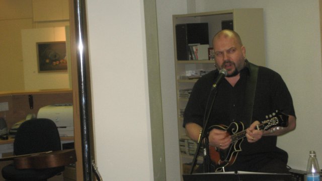 Kylläpä vain tosiaan Timo Rautiainen soitti yllättäen kirjastossa..