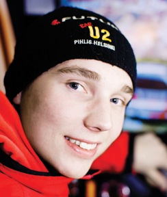 Rallilupaus Jaro Kinnunen antoi haastattelun pasin ratista kesken sotaharjoituksien.