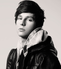 milos rosas, 21v, sai ensimmäisen fanin 16-vuotiaana ja ensimmäisen stalkkerin 19-vuotiaana.