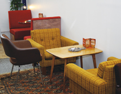 Ekologinen ja retro sisustus on hankittu kirpputoreilta ja kierrätyskeskuksista.