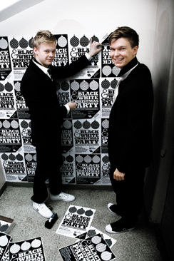 Jesse, 18, ja Lauri, 19, antoivat pakit Johanna Tukiaisen esitykselle. Abibileet halutaan pitää tyylikkäinä.