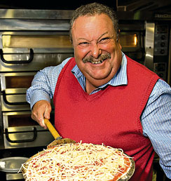 Myös itse pitsakeisari Dennis Rafkin häärii  keväällä keittiössä.