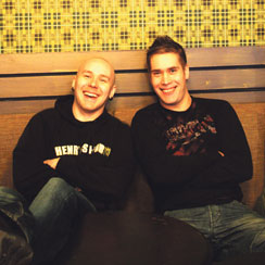 Voitostaan riemastuneita Minibaarin Jakkea ja Anttia oli vaikea saada aloilleen kuvauksen ajaksi.