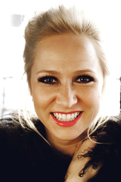 Asko Kallonen bongattiin Heli Kajon, 26, keikalta. Joko tarjosi sopimusta?  “Ei. Levytyssopimuksen saaminen on kuin naimisiin meno: idea on ihana, mutta sitä oikeaa on vaikea löytää.”