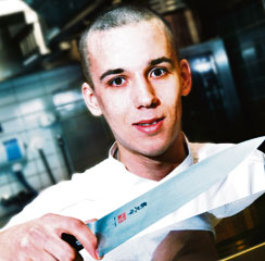 Chez Dominiquen kokki Eric Räty, 20, ei kanna inttiin omia sahrameita. “Niitä safkoja ei sahrami pelasta.”