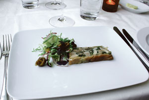 Ravintola C:n kattaus ja annokset ovat arvokkaan hillityt ja kauniit.