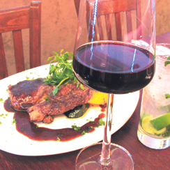 The Grillin pihvien kanssa nautittavaksi sopii niin punaviini kuin mojitokin.