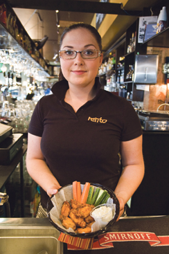 Rennon baaripirkko Kaisa tarjoilee wingsit kymmenen tai viidentoista siiven erissä.