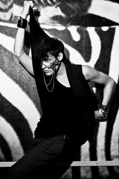 Mert Otsamon suunnitteleman naamakorun voi bongata mustahopeisena jenkkipoppari Adam Lambertin kasvoilta.