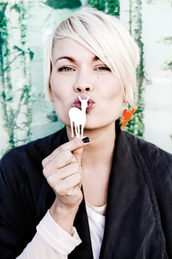 Korumuotoilija Tiina Hakalan mukaan akryylimuovista kannattaa tehdä vain koruja, akryylimaaleja ja tekokynsiä. “Akryylimuovia ei voi kierrättää. Täytyy tehdä kestäviä tavaroita.”