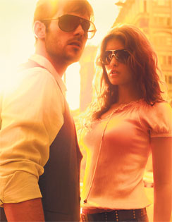 Suomalaisista Mikko Leppilammella ja Pihla Viitalalla on Carreran lasit. Kuva Carreran kesämallistosta.