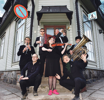 Vallilan tango valittiin kaupungin parhaaksi orkesteriksi. Nyt se tanssittaa kaupungin lavatanssijoita Rymy-Eetussa ja Burleski Clubissa.