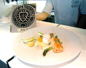 Anjovisglaseerattua lohifileetä, perunapyréetä,  limevaahtoa – ja kiitosta.