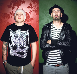 Mölli tarjoili vuonna 2002–2003 Kaivohuoneella drinkkejä tiskin takaa ja Tommilla oli lyhyt ura paperimiehenä: “Tienasin paremmin, mutta työ oli tylsempää.”