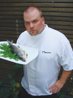 Meccan keittiöpäällikkö Jussi Koponen tarjoilee kotimaista siikaa.