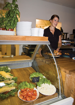 Vuoropäällikkö Mia Koski tarjoilee Tintån tiskiltä viikonloppuisin pinchoja.