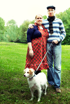 Simonin isä on pastori ja äiti kuvaamataidon opettaja, vieressä vaimo Mia.