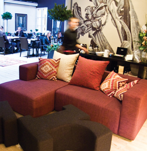 Kuvataiteilija Juha Okko on kaunistanut Roccan seiniä.