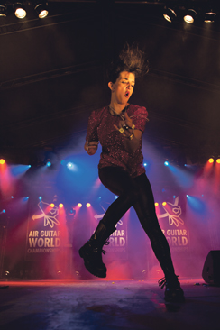 Tämän vuoden ilmakitaroinnissa toiseksi selvisi yksi finaalin harvoista naisista, Eva “Gina Runner” Garlenq.