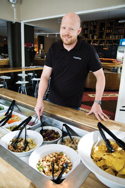 Ravintoloitsija Viljo Ravantti marssittaa asiakkaat puntarille.