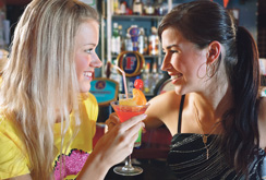 Juomat tarjoiltiin jäiden kanssa, valmismojitot ohjeiden mukaisesti pienellä määrällä minttua ja limeä.