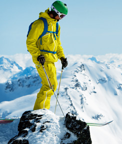 Peak performancen Heli Line -kokoelmassa on keltaista. Toimii erityisen hyvin, kun housut ovat eriväriä.