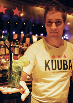 “Vain taivas on drinkkien teossa rajana”, vihjaa Jakke Kivioja.