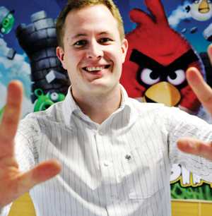 Mikael Hed johtaa Roviota ja vihaisia lintuja.