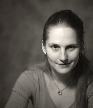 Alexandra Salmela tykkää Mikko Rimmisen teoksista, vaikkei sitä haluaisikaan kuuluttaa. “Kaikki kuitenkin luulisi, että sanon niin siksi, että olemme samalla kustantajalla.”