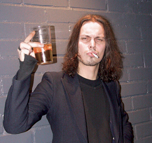 Ville Valo On the Rocksissa Don Huonojen juhlan jälkeen 24.10.2003 kello 4.11.