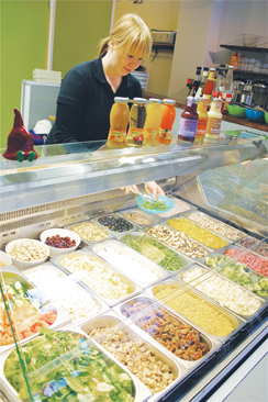 Eija Murto antaa take away -aterioista 10 prosentin alennuksen.