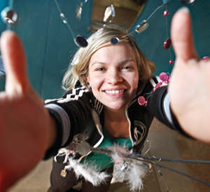 Elina on näytellyt Kestomerkitsijöissä, Cannesin opiskelijaelokuvien sarjan kolmosessa.