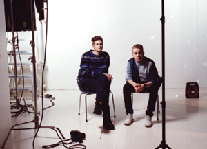 Ja kas Pykäri vasemmalla, Sami Suova oikealla. Onkohan Paula piilossa?