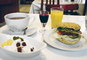 Qulman aamiaisella on tarjolla kahvi/tee, tuoremehua, vitamiinishotti, aitoa jogurttia lisukkeineen sekä valinnainen voileipä.