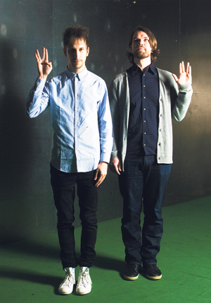 VILLA Nah käyttää 1980-luvun koskettimia. Kahdeksankymmentälukulaiset neonlasit eivät kuvaan kelvanneet. Juho vasemmalla.