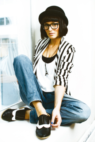 Suunnittelija Karl Lagerfeldkin on mieltynyt Saran tyyliin. KENGÄT: URBAN OUTFITTERS • FARKUT: ZARA WOMAN • MUSTA TOPPI: AMERICAN APPAREL • VALKOINEN TOPPI: AMERICAN APPAREL • KAULAKORU: ALDO • HATTU: GOORIN BROTHERS • SILMÄLASIT: URBAN OUTFITTERS