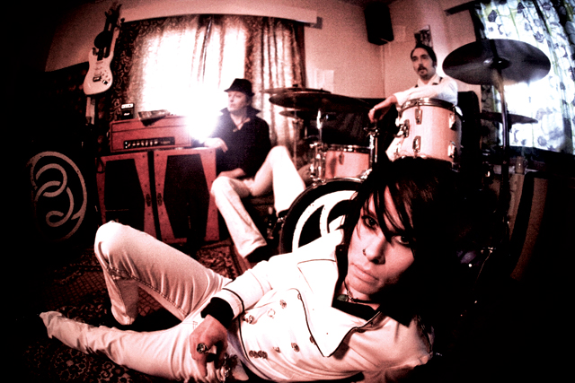 Hauta-aho tekee biisejä mieluiten öisin kotona. ”Prosessi lähtee yleensä riffistä liikkeelle,” hän kertoo.