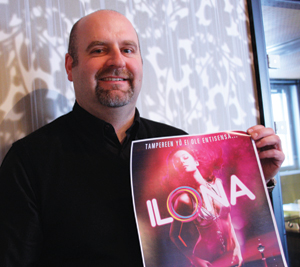 Restamaxin toimitusjohtaja Markku Virtanen esittelee uunituoretta Ilonan mainosjulistetta.