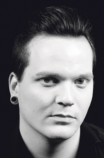 Julli huhki 11 vuotta alumiinitehtaalla ja on nyt koti-isä.