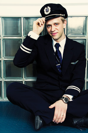 Jukalla on kaksi lasta ja lentäjän lakki.