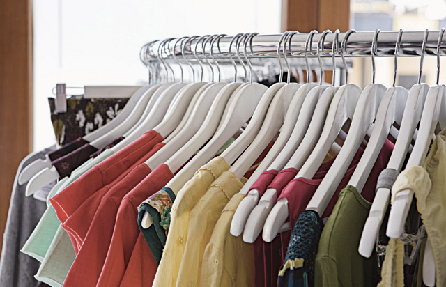 Suomen ensimmäinen vaatelainaamo tarjoaa tunnettujen suunnittelijoiden vaatteita. Kuva on kuvituskuva.