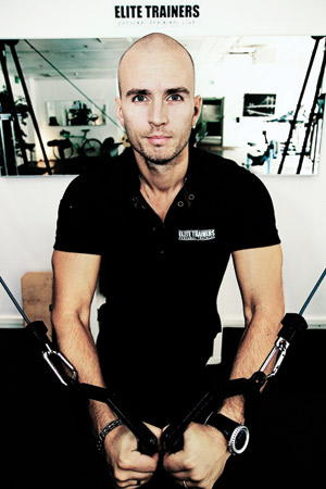 Elite trainersin PT Christian Haglund. Ruoholahdessa sijaitsevalla Elite Trainersilla on asiakkaille oma kuntosali. Salin laitteet tallentavat treenit, joten oma personal trainer voi seurata asiakkaansa suoritusta.