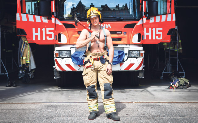 Palomies Toni Kannikosken, 34, ammatti pysyy seksikkäimpänä. Kuvaus keskeytyi kahdesti väärän hälytyksen vuoksi. Hän uskoo olevansa uransa huipulla 41-vuotiaana.