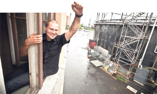 Kulttuuriaktivisti Stuba Nikula tuulettaa  Suvilahtea.