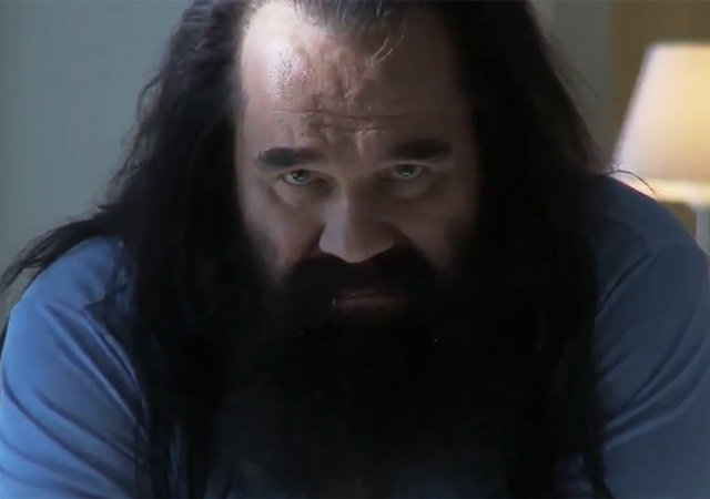 Parviainen omaksuu Yksinteoin 2 -elokuvassa vaalean perusmiehen ja pitkäpartaisen "mustan minän" roolit.